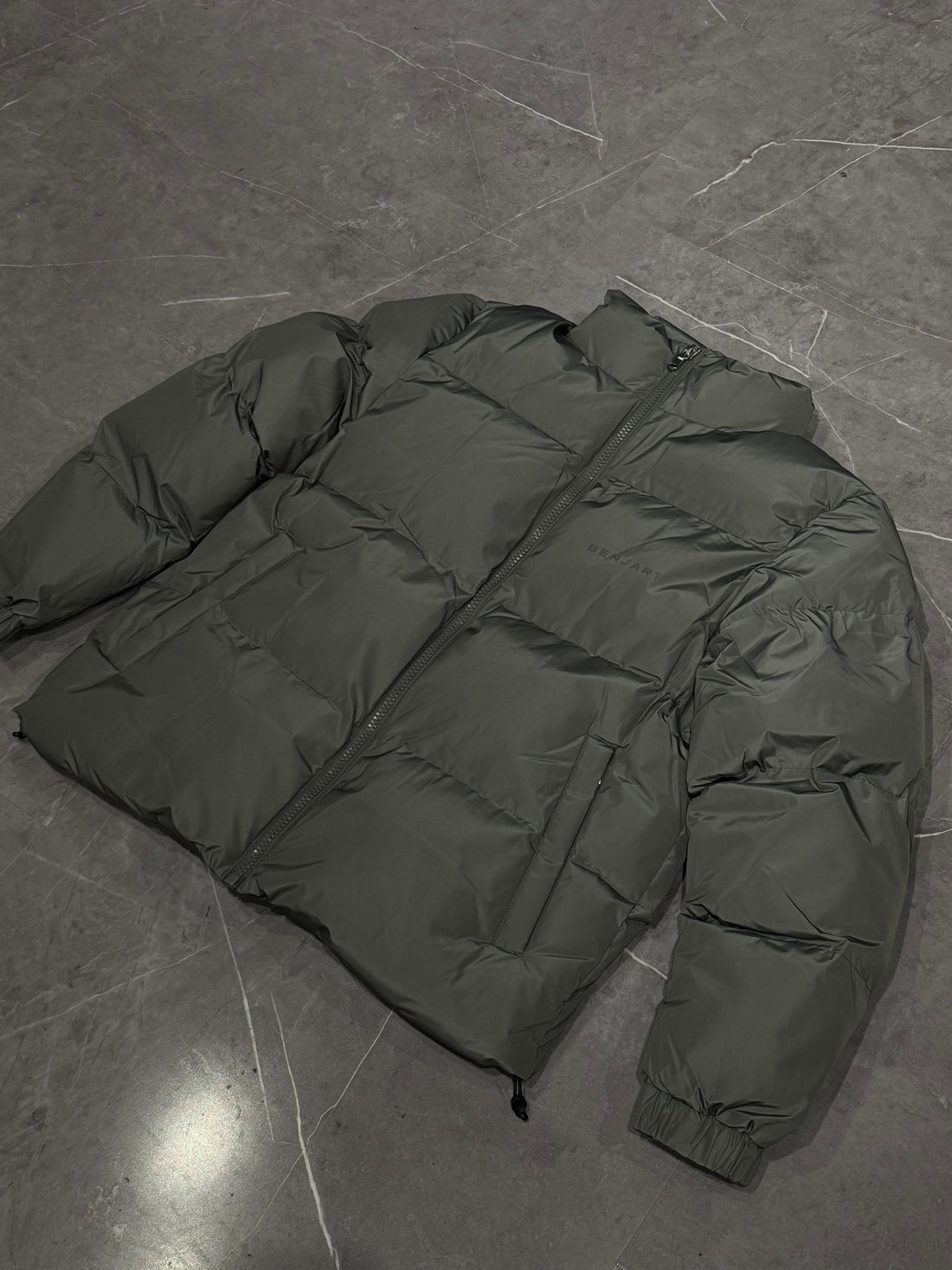 Benjart Cartier Puffer Jacket in military green, detail view