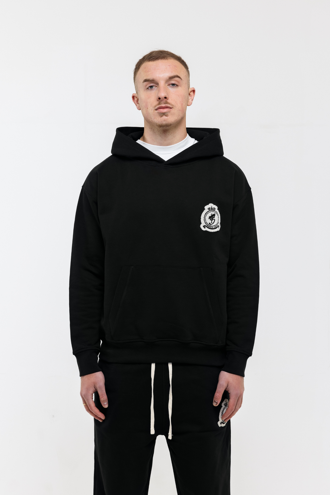 Benjart Chenille Badge Pullover in black, badge detail
